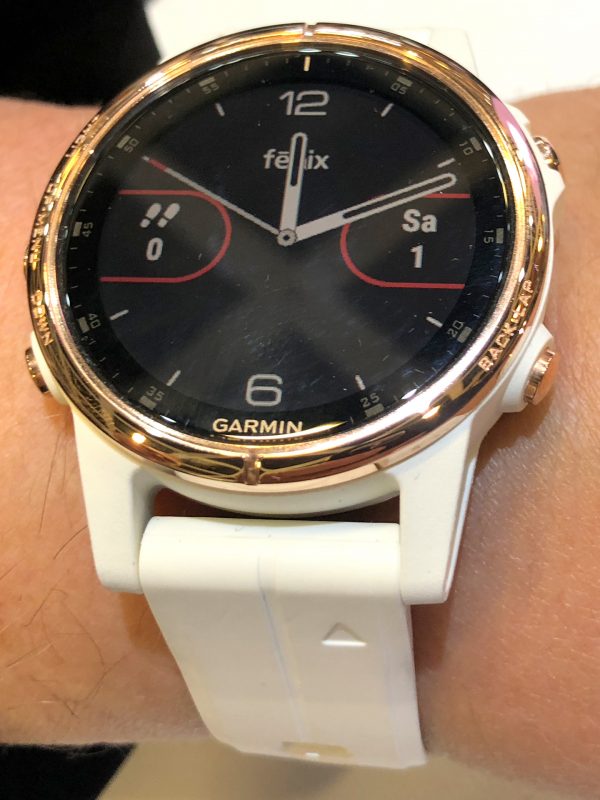 Frontansicht der Garmin Fenix(TM) 5S Plus Smartwatch 