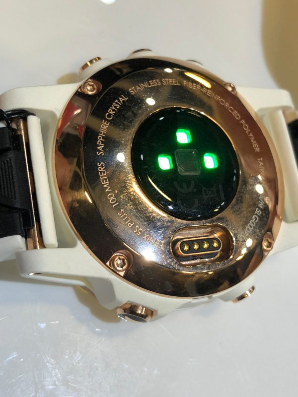 Rückseite der Garmin Fenix(TM) 5S Plus Smartwatch mit Ladekontakten