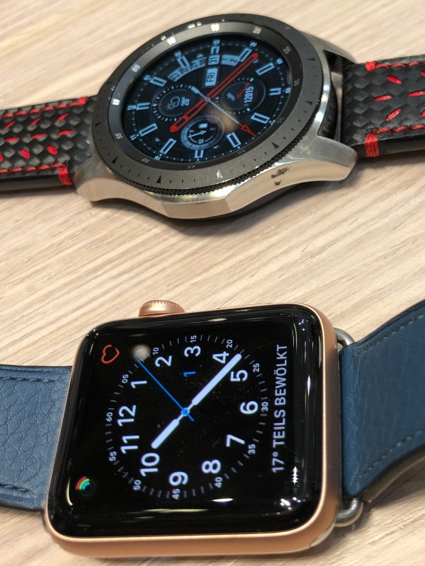 Größenvergleich der Samsung Galaxy(TM) Watch mit der  Apple Watch(TM) LTE 