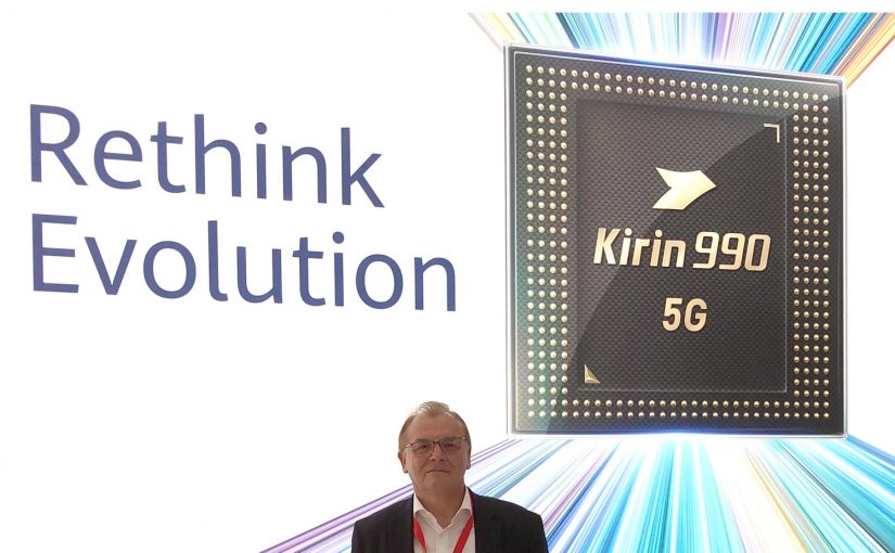 IFA 2019: Dr.-Ing. Rainer Lutze vor einem Poster der neuen Huawei KIRIN CPU - dem Huawei Flagschiff für 5G Smartphones